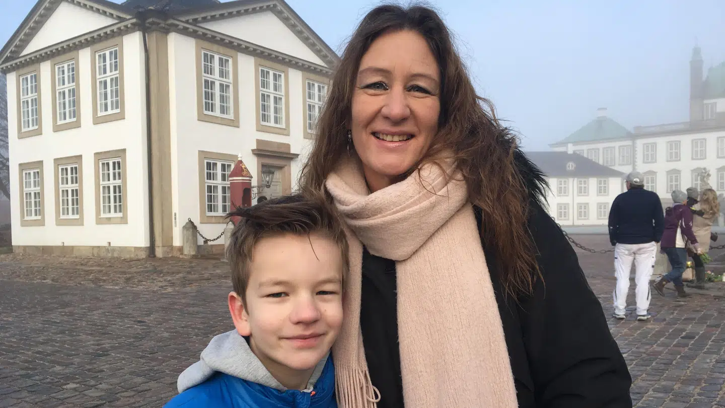 Mange danskere er i dag mødt op ved Fredensborg Slot for at sige farvel til prins Henrik.