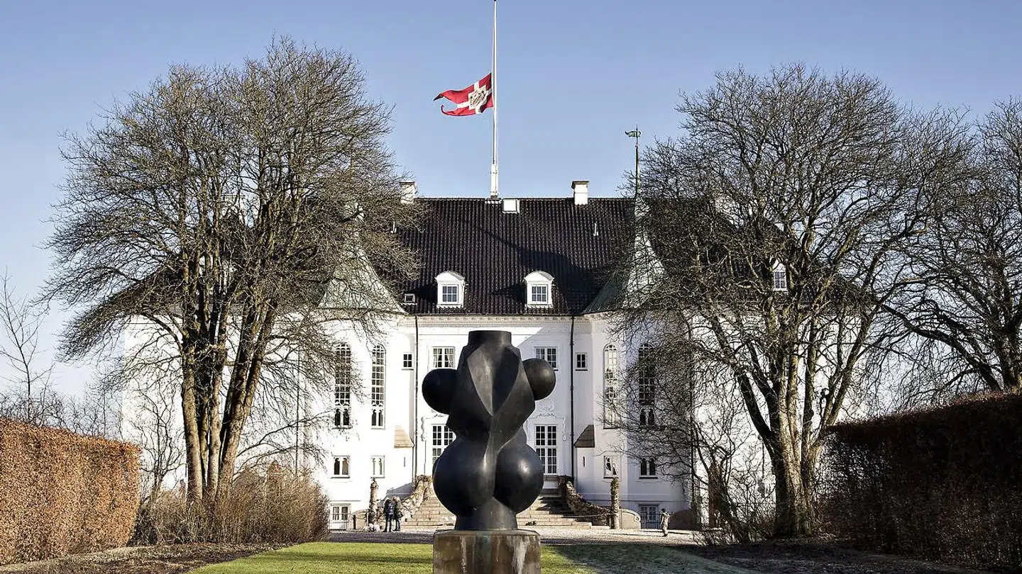 I anledning af Prins Henriks død er flaget på halv stang på Marselisborg Slot i Aarhus, onsdag den 14. februar 2018. I forgrunden Prins Henriks kendte skulptur "Torso" . Prins Henrik sov stille ind tirsdag aften på Fredensborg Slot, omgivet af dronningen og kronprins Frederik og prins Joachim.. (Foto: Henning Bagger/Scanpix 2018)