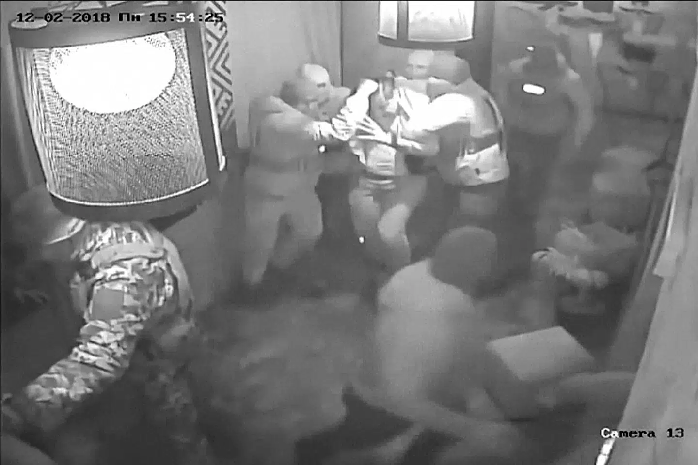 Foto fra den tidligere georgiske præsident Mikheil Saakashvilis pressekontor, der viser, hvordan han tirsdag blev anholdt af maskerede mænd i en restaurant i Kijev, Ukraines hovedstad. Scanpix/Handout