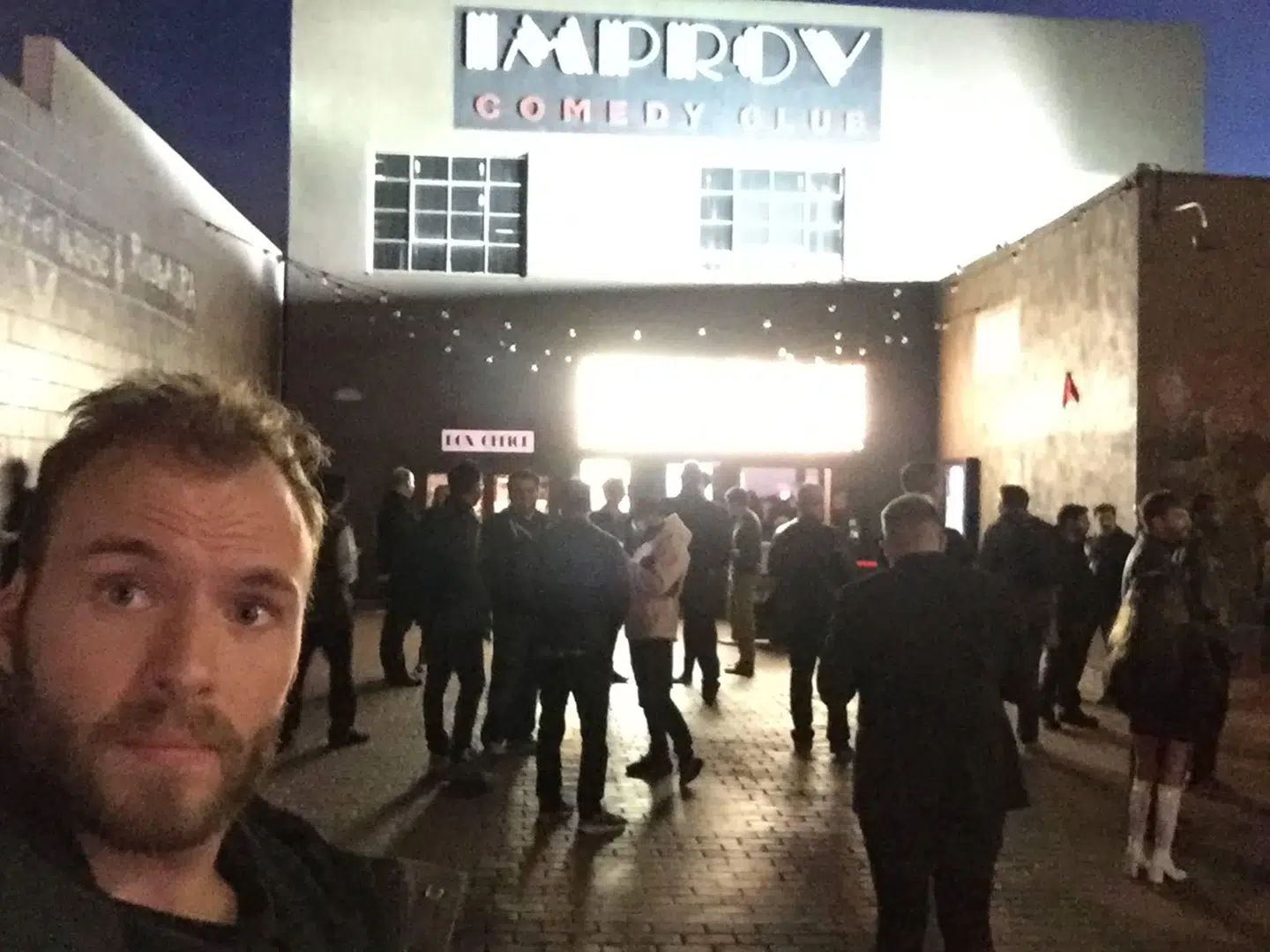 Simon Talbot foran Improv Comedy Club i Los Angeles.