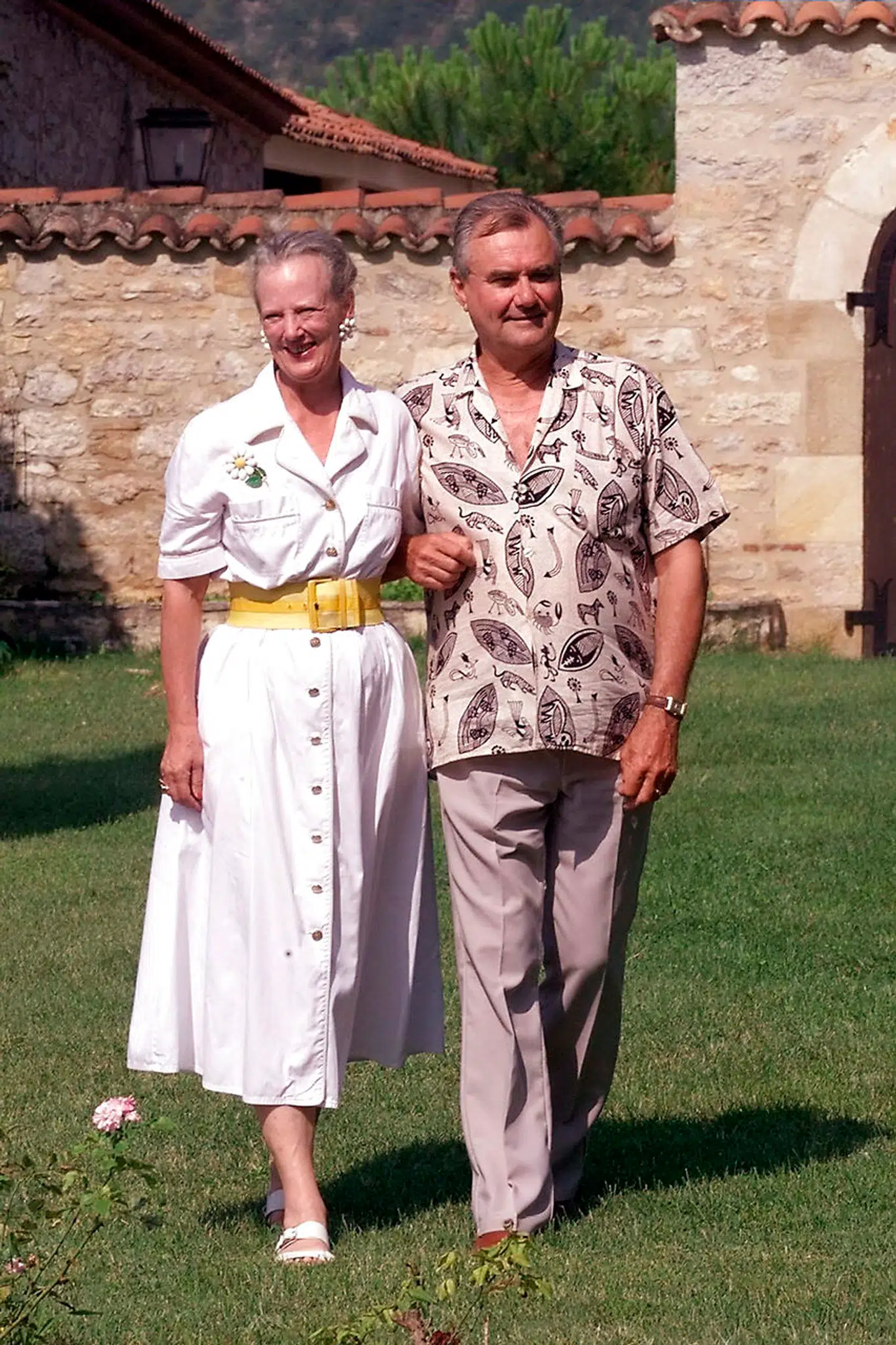 I 1974 købte regentparret det dengang noget forfaldne vinslot, Chateau de Caix. Vinslottet, hvor Henrik fik sat en vinproduktion i gang, blev hurtigt parrets fristed. Her kunne de være helt sig selv, slå håret ud og gå i flade sko. Det er her, Margrethe har malet flere af sine kendte malerier, mens Henriks vin med tiden er blevet anerkendt og nu bliver solgt i danske supermarkeder.