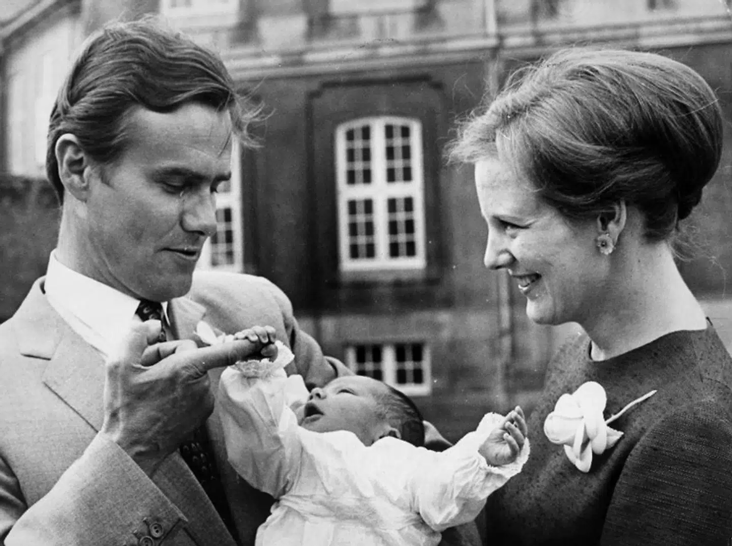 De stolte nybagte forældre med deres førstefødte, kronprins Frederik som nyfødt.