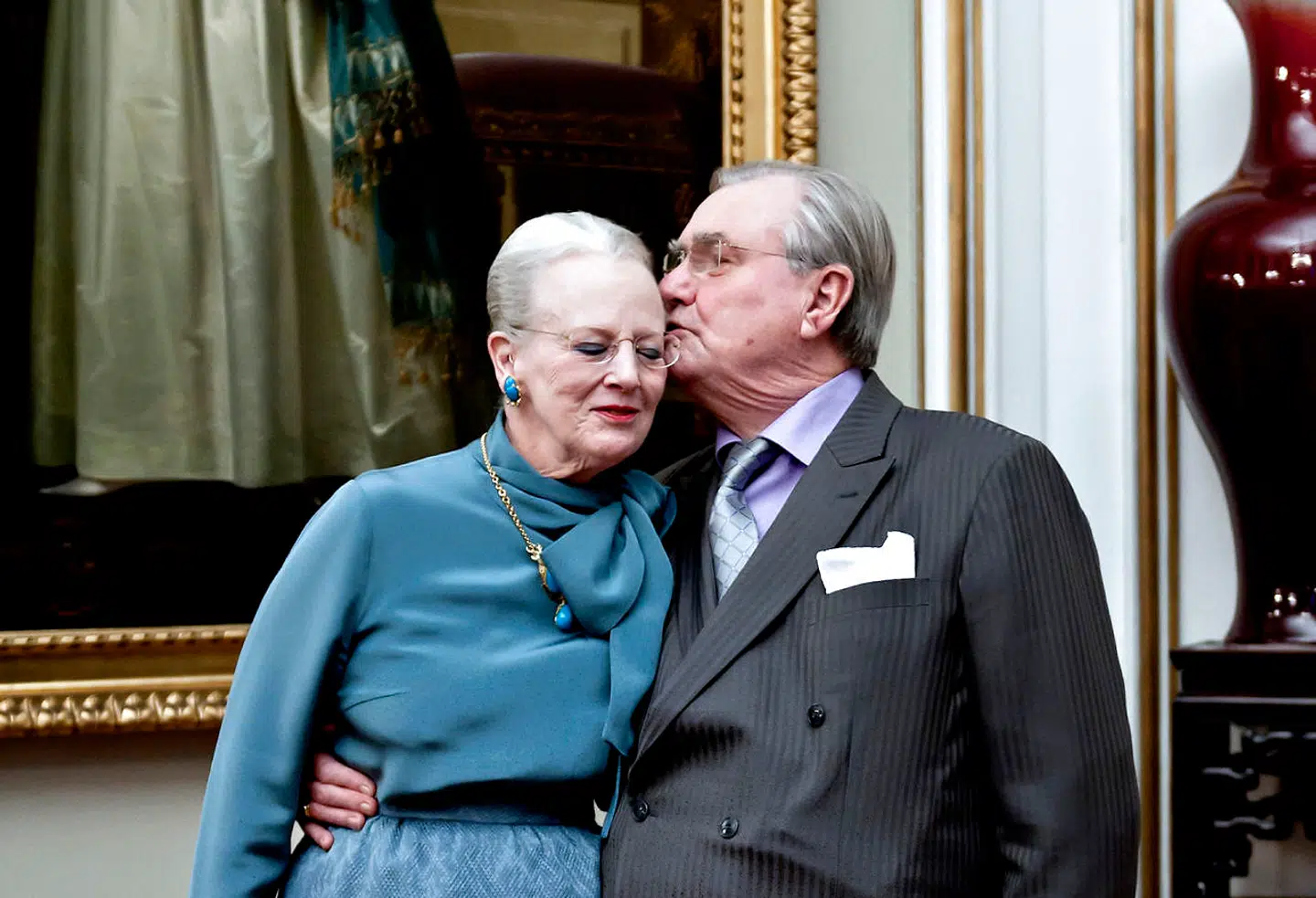 Hun kalder ham stadig 'Chéri', og han skriver stadig glødende kærlighedsdigte til hende, der får dem begge til at græde af bevægelse. Kærligheden mellem dronning Margrethe og prins Henrik har været intakt i alle deres år sammen. Her kysser Henrik kærligt sin hustru, inden han overlader hende til pressen og pressemødet på Amalienborg i deres hjem, Christian IX's Palæ,  i anledning af Dronningens 40 års jubilæum som regent i 2012.