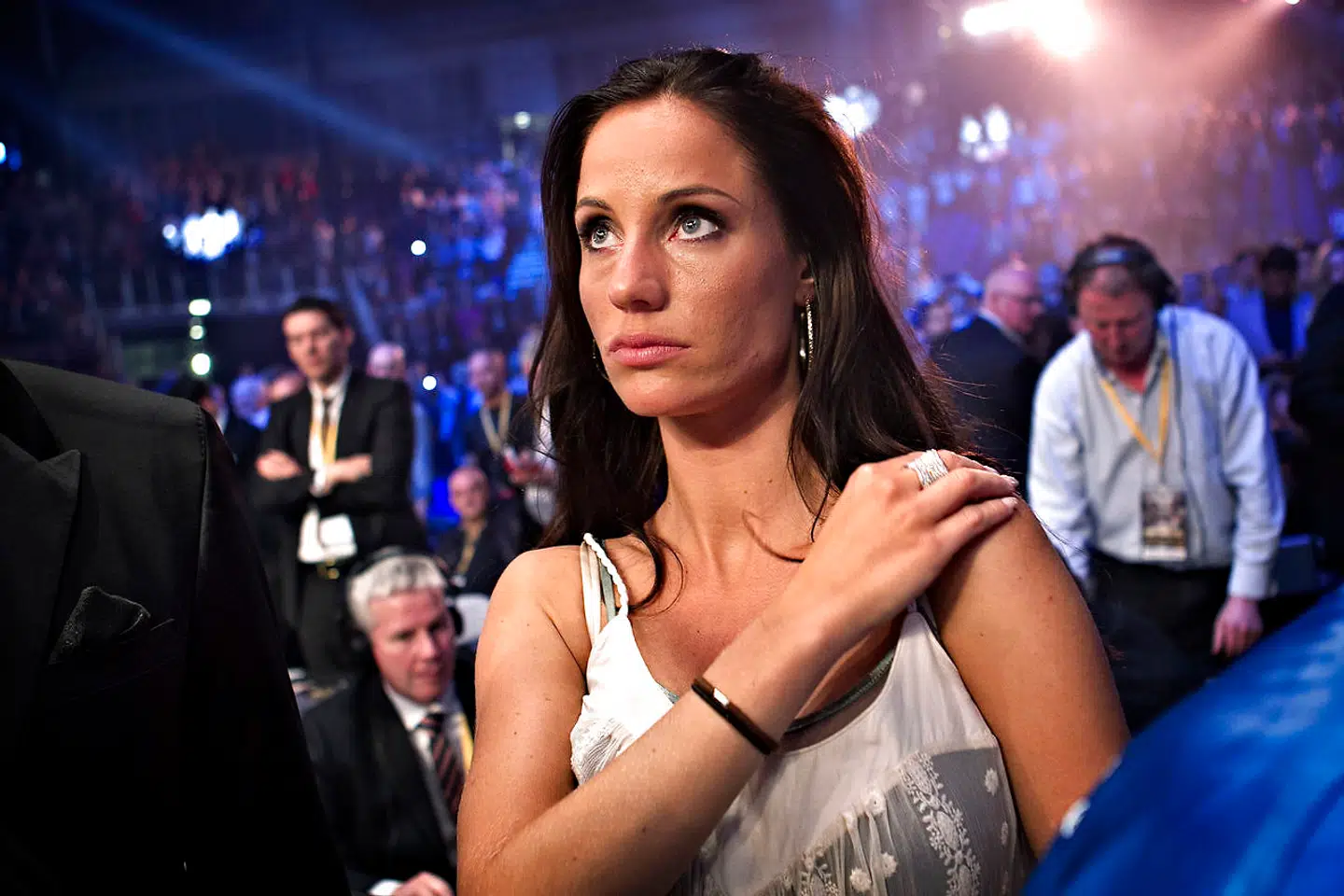 Lea Hvidt ser til, da Mikkel Kessler taber til Carl Froch i O2 Arena i London.