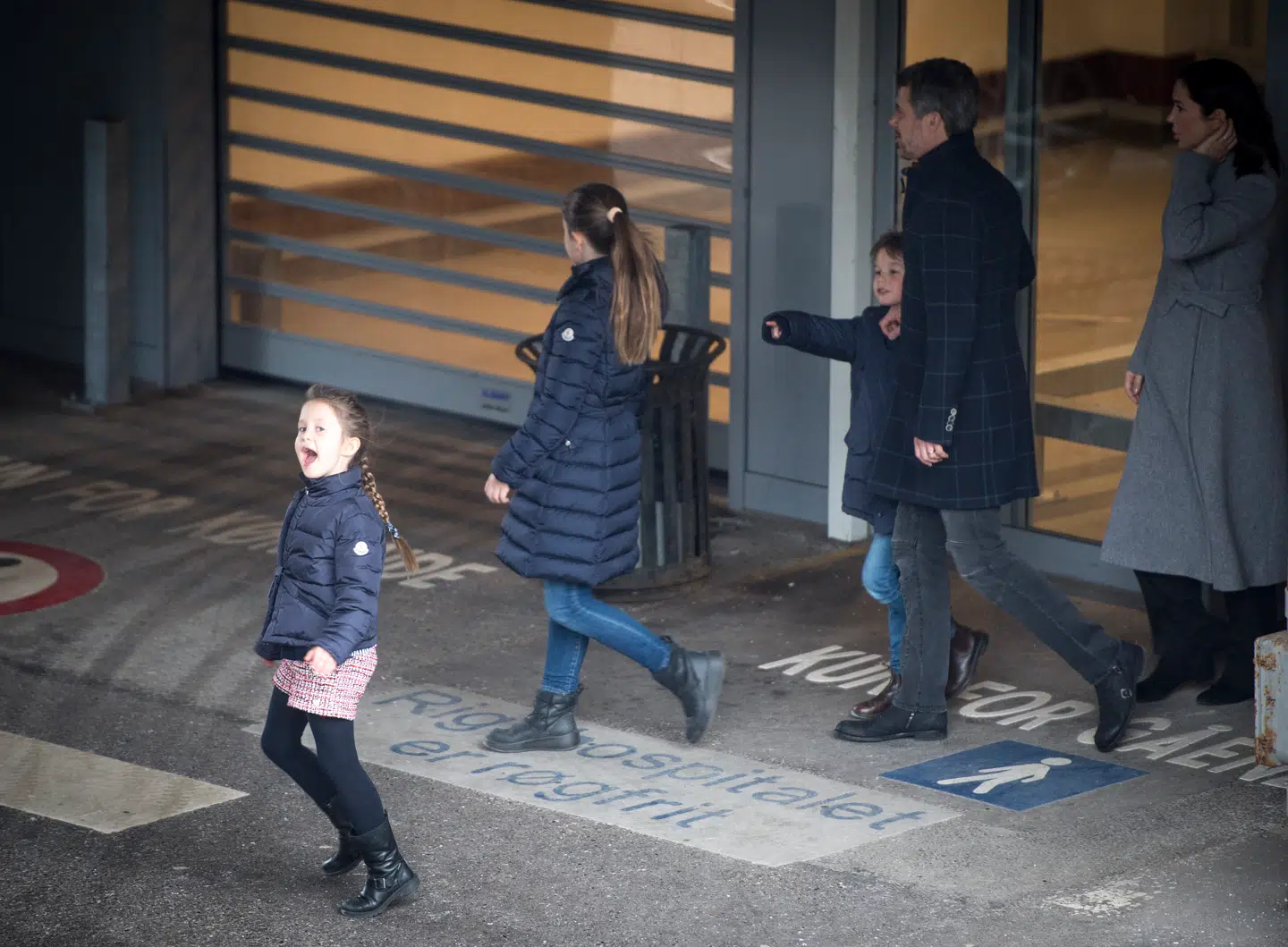 Kronsprins Frederik og Kronprinsesse Mary forlader Rigshospitalet sammen med børnene Prins Christian, Prinsesse Isabella, Prins Vincent og Prinsesse Josephine, søndag den 11. februar 2018.