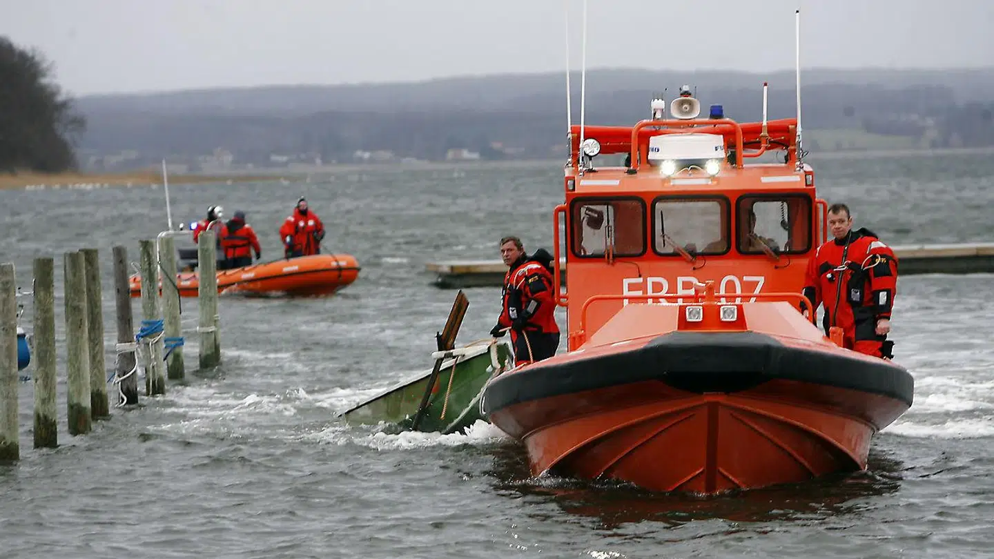Redningsberedskabet kommer ind med den forulykkede båd ved Præstø d. 11. februar.