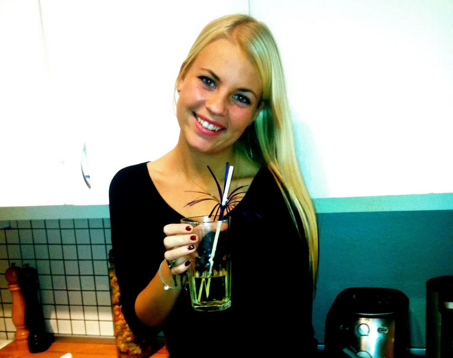 Før ulykken var Karoline Sofie Klit en glad pige, der festede og hyggede sig ubekymret. I dag bekymrer hun sig meget, bliver ked af det over små ting og misforstår hurtigt signaler og situationer. Hun skal have planlagt alt i god tid for ikke at blive slået helt ud af den