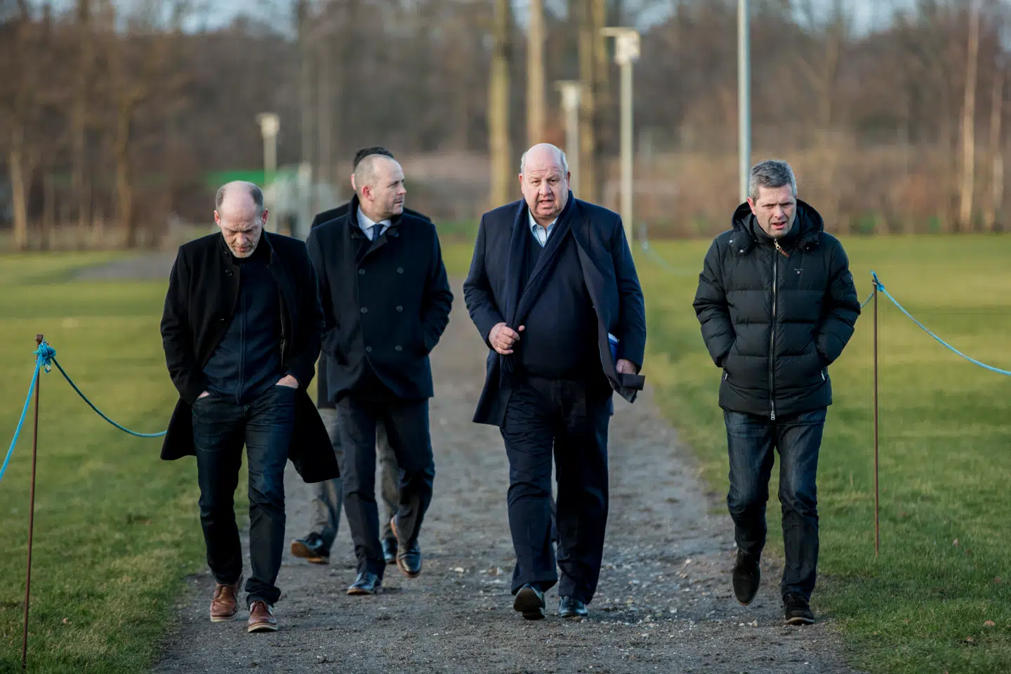 Aston Villas direktør Keith Wyness (nummer to fra højre) flankeret af Lyngbs nye direktør, Birger Jørgensen, ser på forholdene i Lyngby Boldklub.