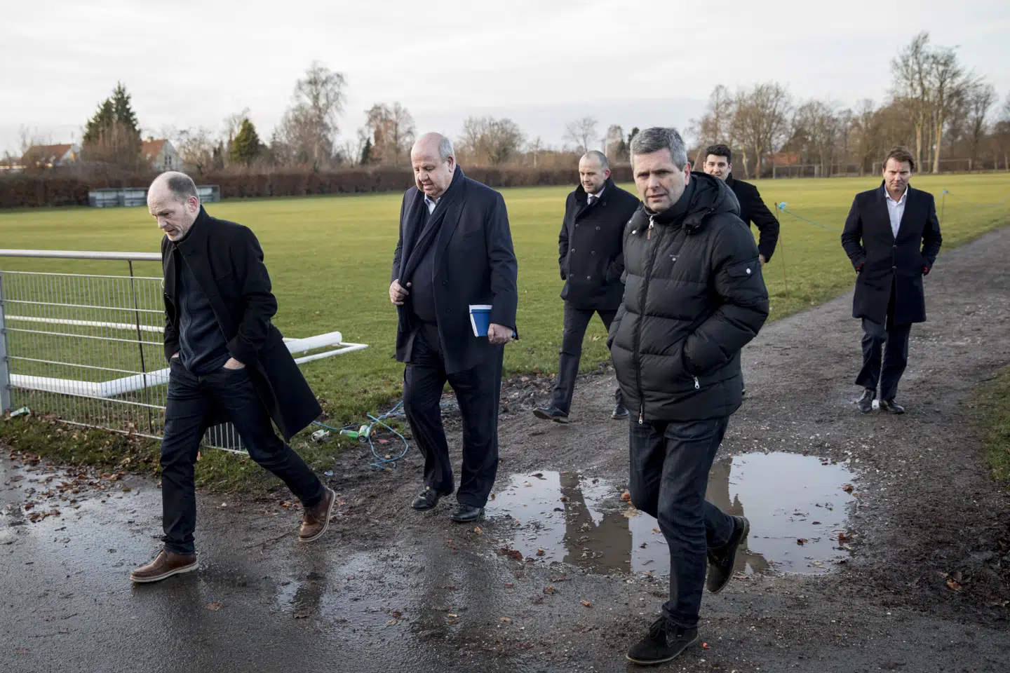 Aston Villa stillede med de helt tunge drenge, da de mandag eftermiddag mødtes med Lyngby Boldklub. Topchef Keith Wyness (nummer to fra venstre) førte an