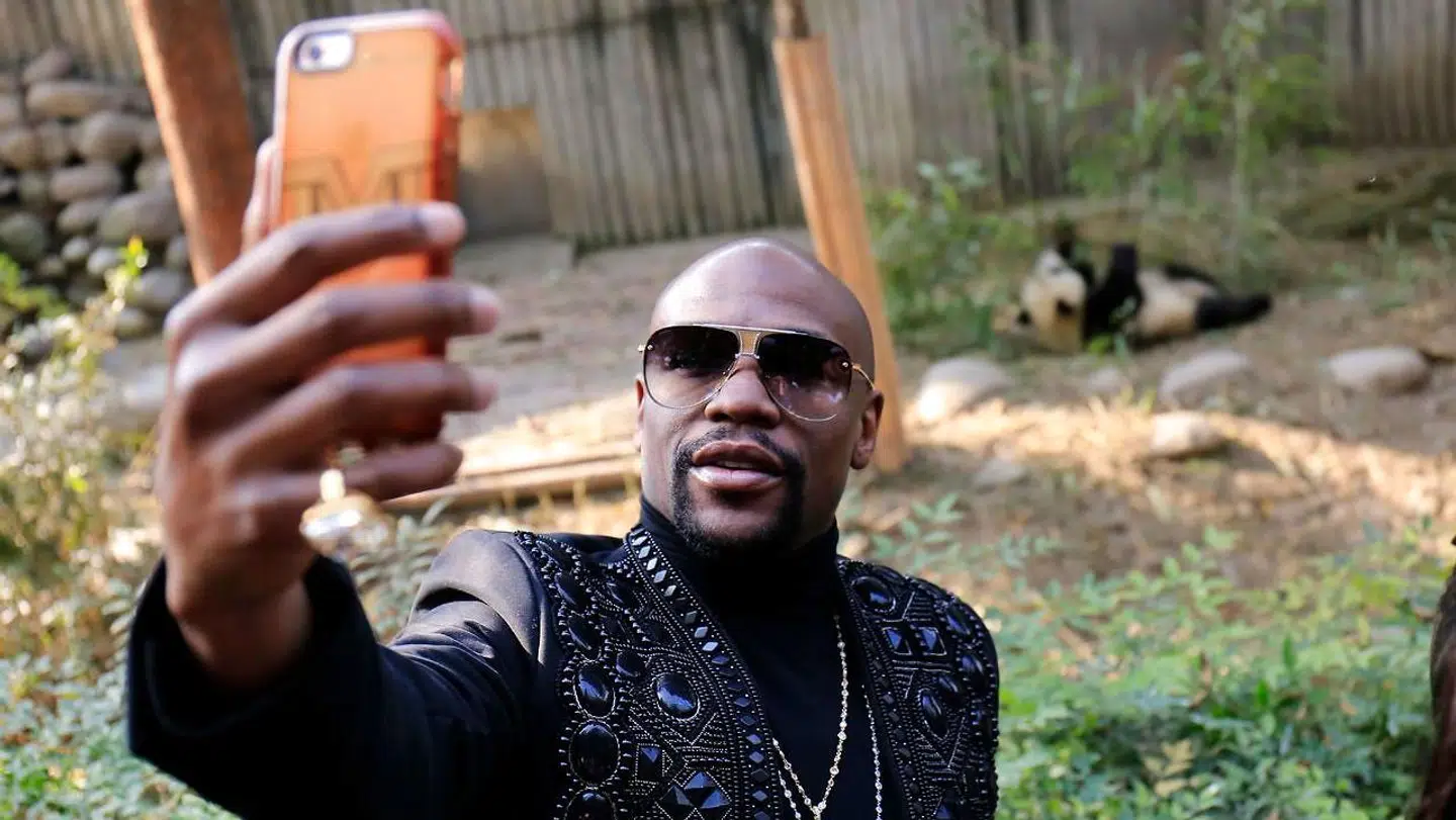 Floyd Mayweather chokerer igen-igen.