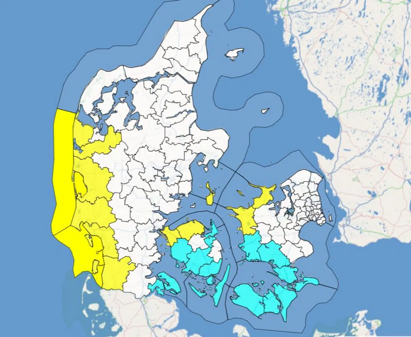 DMIs varselskort for søndag. Det gule områder varsles voldsomt vejr, mens der er risiko for voldsomt vejr i de lyseblå områder.