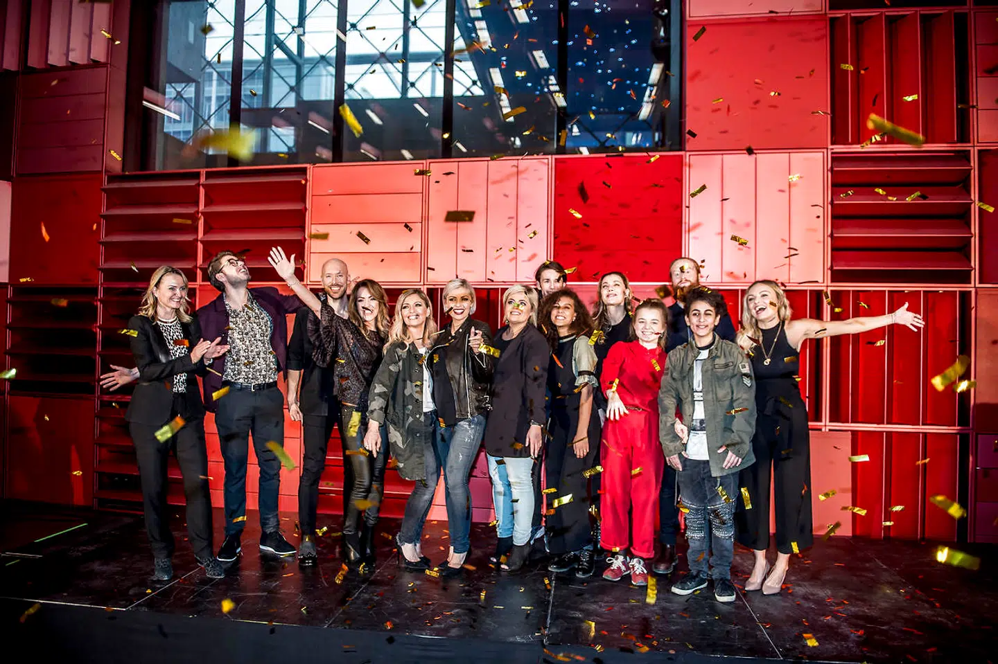 De 10 solister samt værterne på aftenens Melodi Grand Prix Johannes Nymark og Annette Heick. Foto Mads Claus Rasmussen