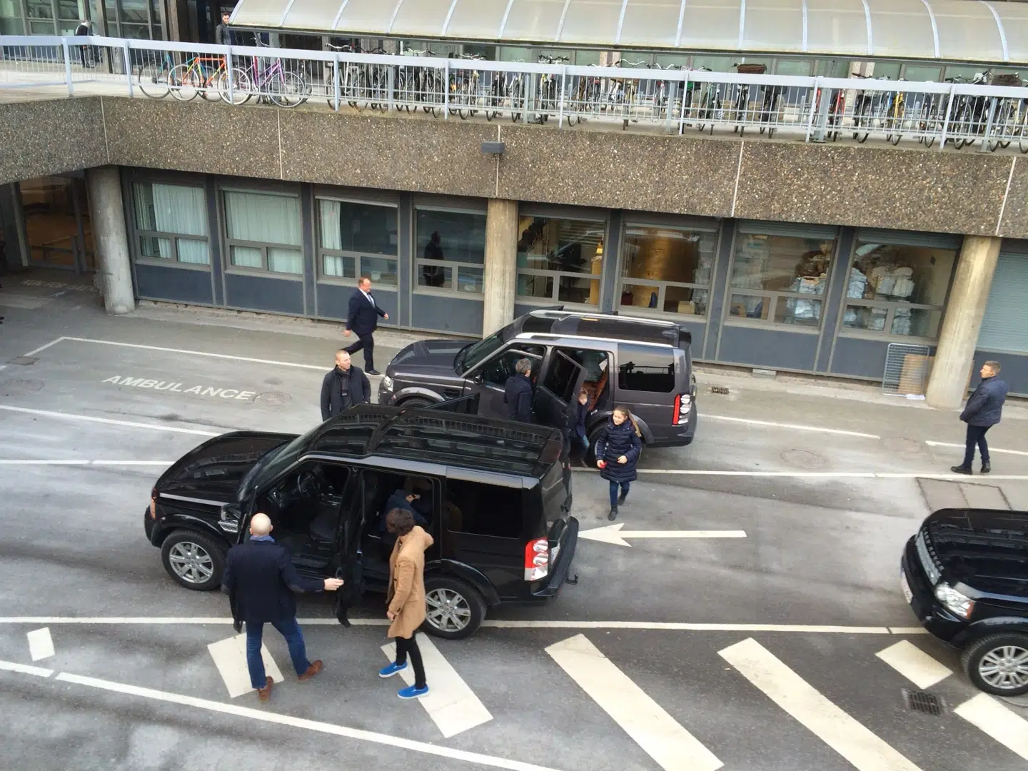 Her stiger kronprinsparret med børn ud af bilen øverste i billedet, mens Prins Nikolai og Prins Felix stiger ud af den anden bil.