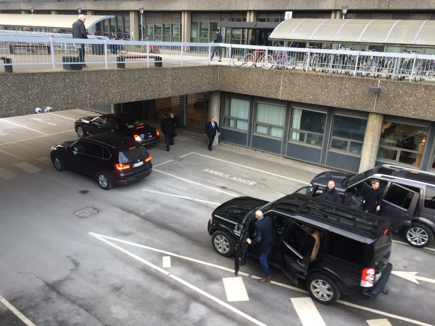 Dronning Margrethe ankom i den forreste bil, mens kronprinsparret med børn ankom efterfølgende.