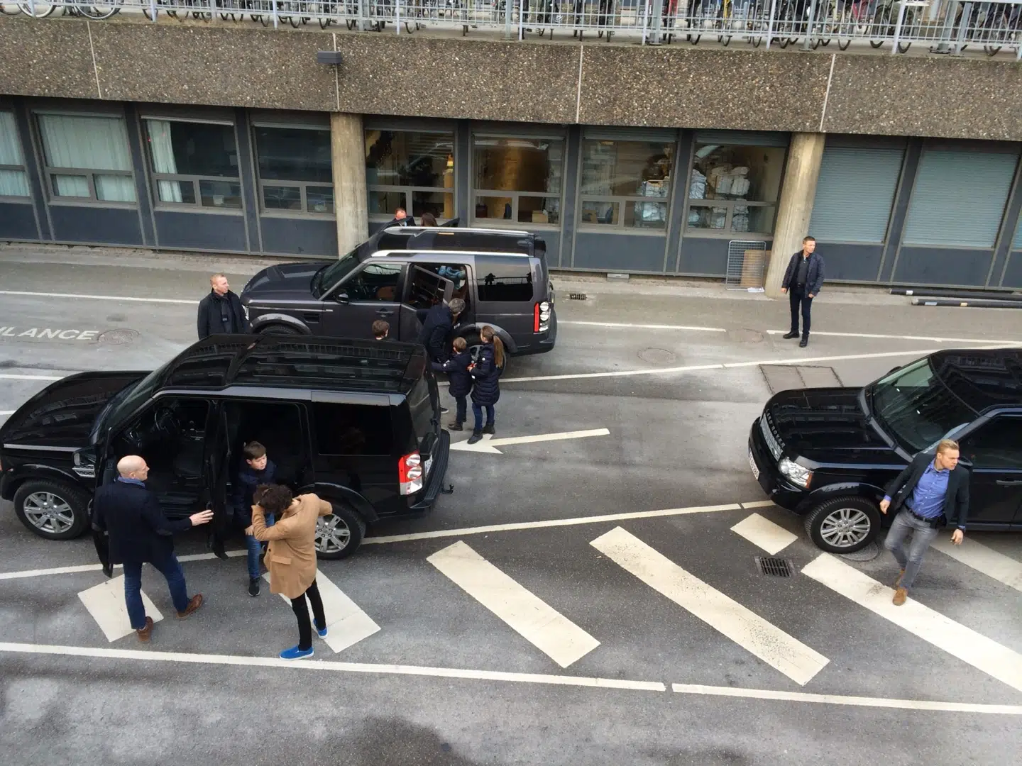 Her stiger kronprinsparret med børn ud af bilen øverste i billedet, mens Prins Nikolai og Prins Felix stiger ud af den anden bil.