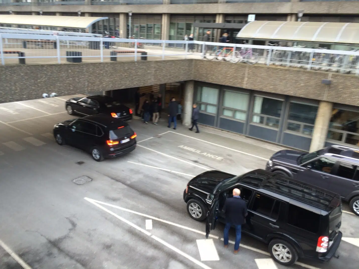 Kongefamilien går ind på Rigshospitalet.