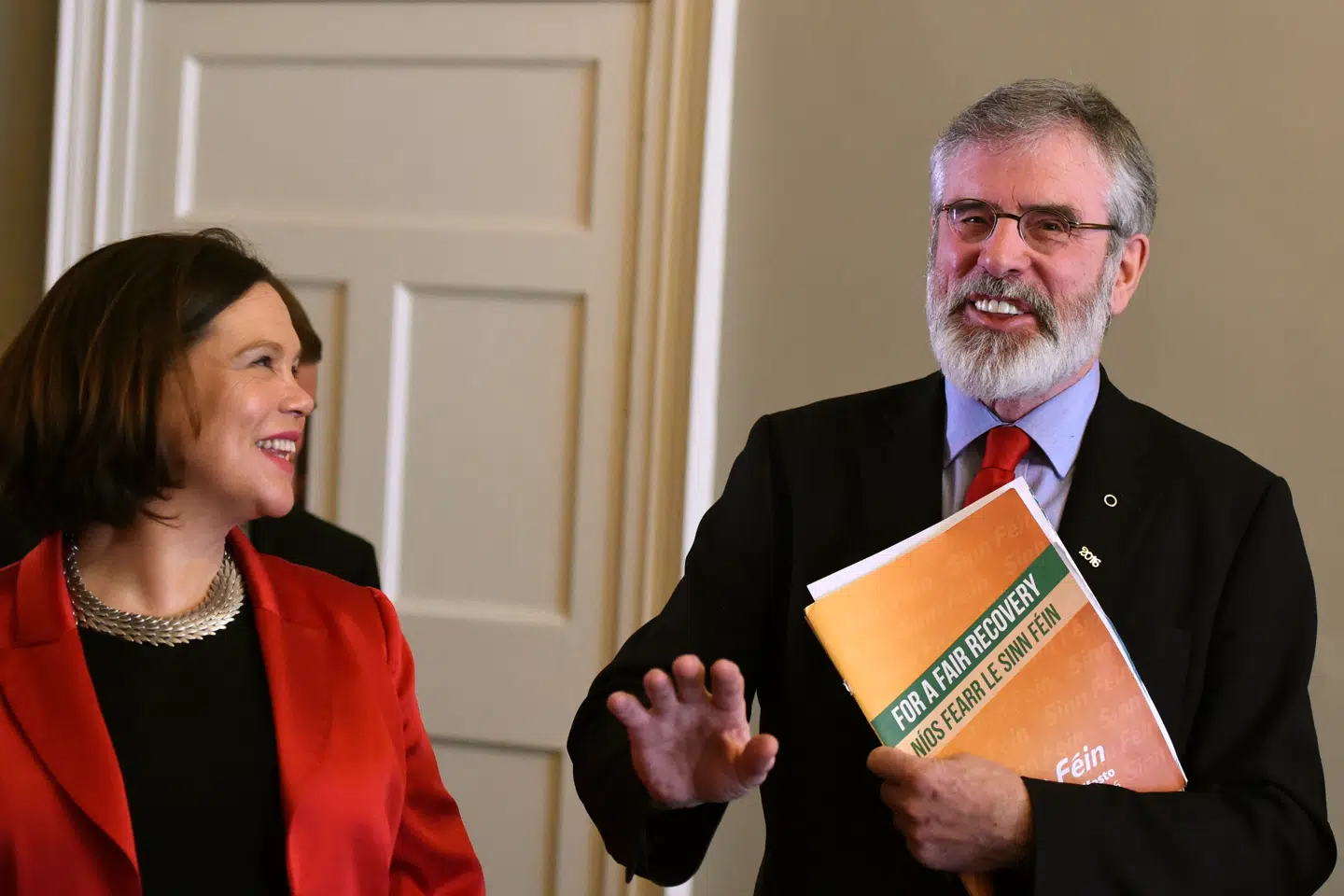 Gerry Adams træder tilbage efter mere end 34 år som leder af Sinn Fein ved særlig konference i Dublin og overlader partilederposten til Mary Lou McDonald. Reuters/Clodagh Kilcoyne