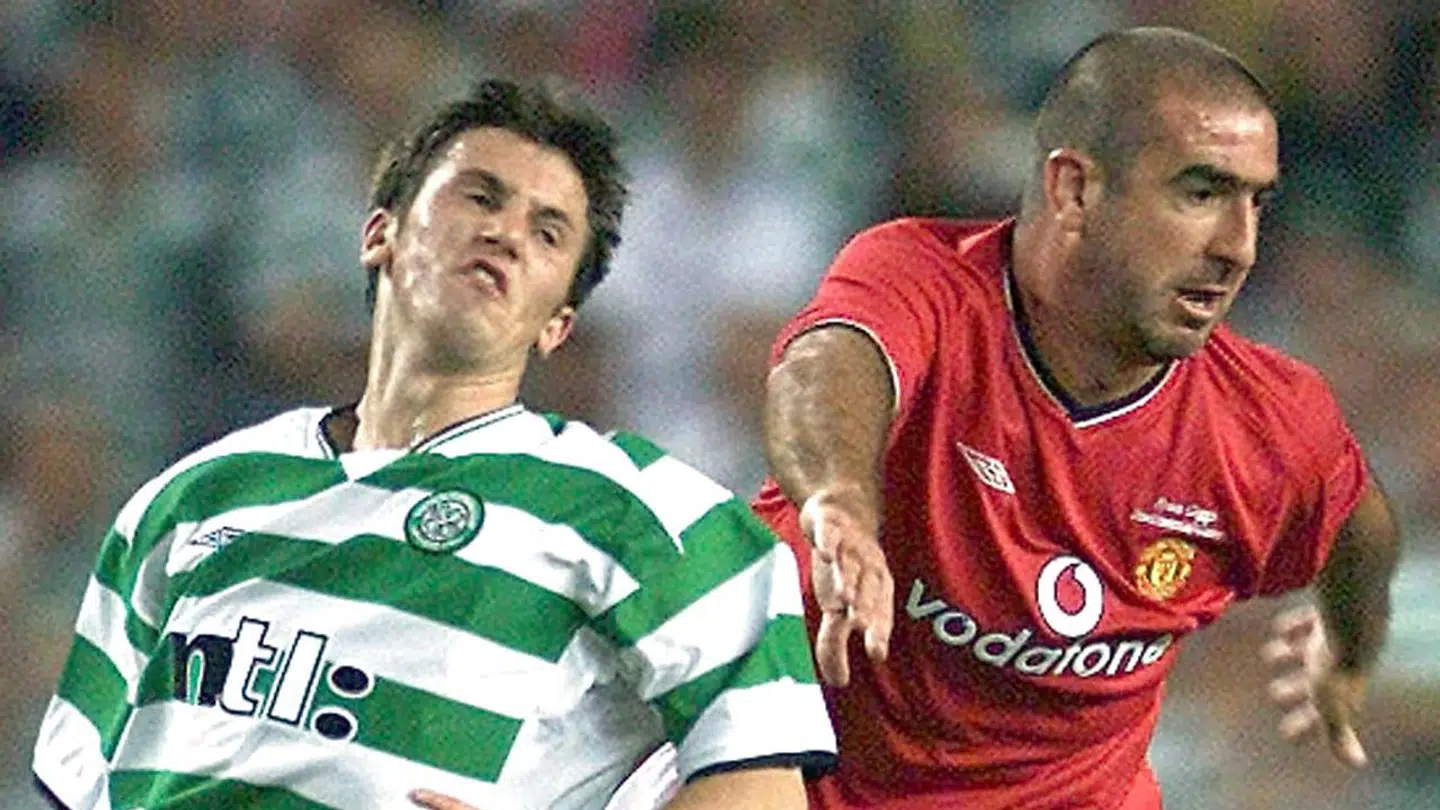 En ung Liam Miller i kamp mod Eric Cantona i en testimonial match på Old Trafford i 2001. REUTERS/Ian Hodgson