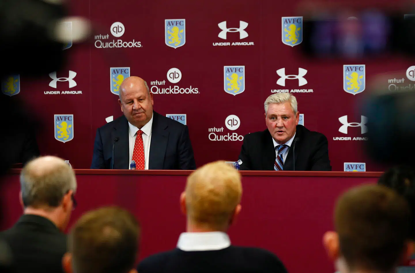 Keith Wyness (tv) bekræfter, at Aston Villa kommer til Danmark på tirsdag. Til højre ses Aston Villas manager, Steve Bruce.