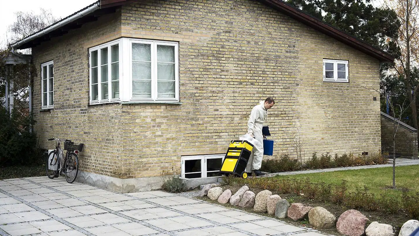 Venner har lagt blomster og politiet laver tekniske undersøgelser ved villa i Virum nord for København lørdag 17. november 2012, hvor en kvinde blev fundet dræbt fredag. Knivdrab i Virum