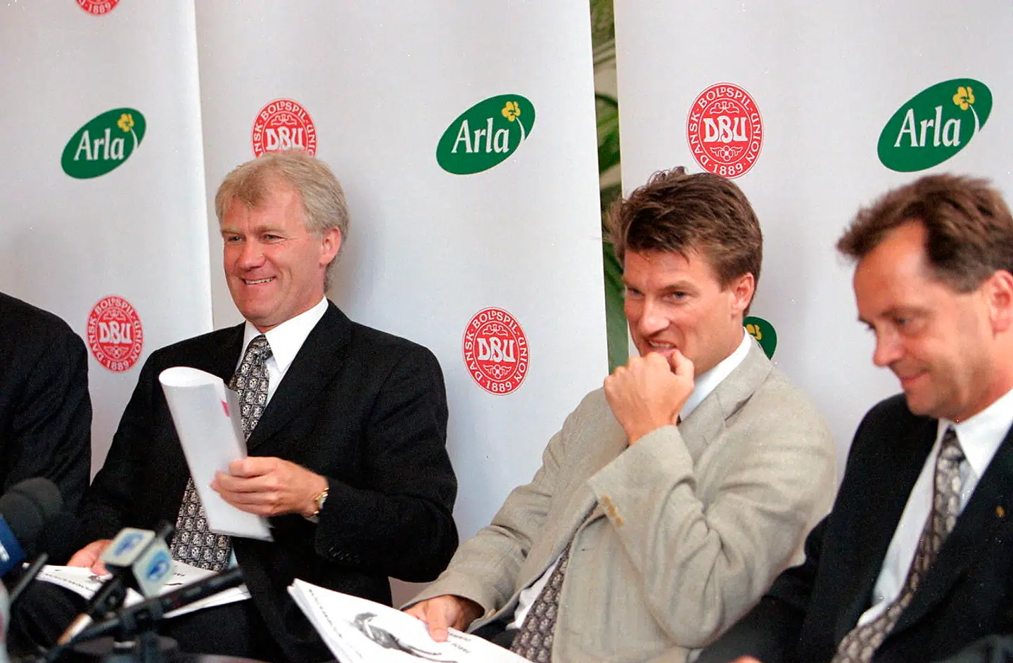 Morten Olsen (tv) og assistenttræner Michael Laudrup udtog deres første landsholdstrup til træningskampen mod Færøerne den 16. august i Thorshavn i 200. Til højre U21 træner Flemming Serritslev.