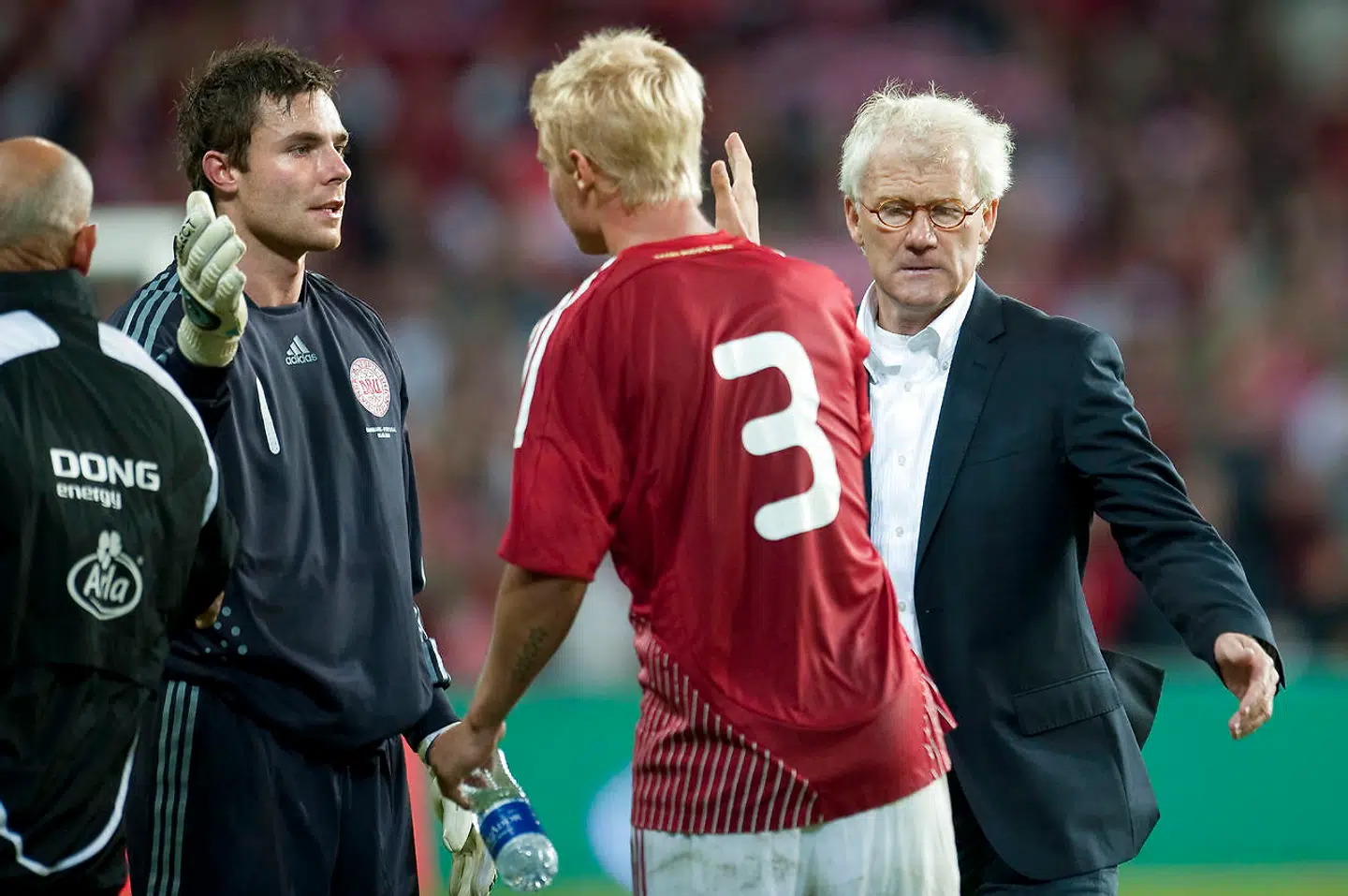 Morten Olsen i 2009 i aktion på sidelinjen for Danmark.