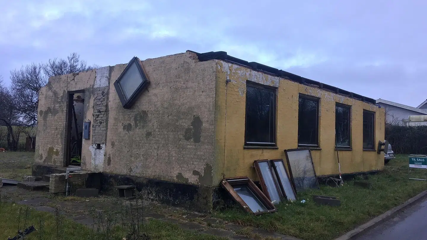 Sådan ser den faldefærdige bygning på Trustrupvej