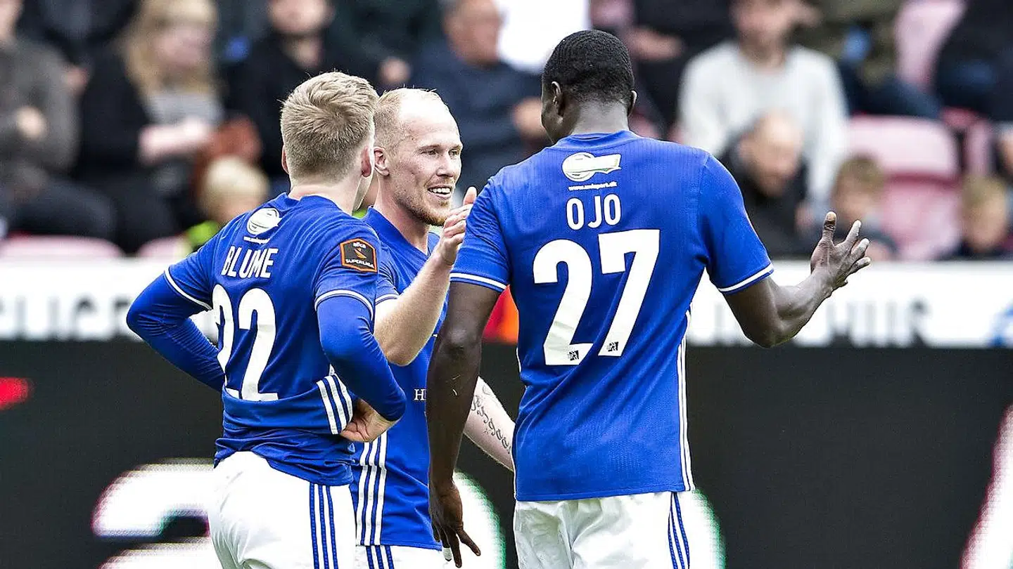 Mikkel Rygaard (im) har her scoret for Lyngby. Han og Bror Blume (tv) har nu forladt konkurstruede Lyngby Boldklub.