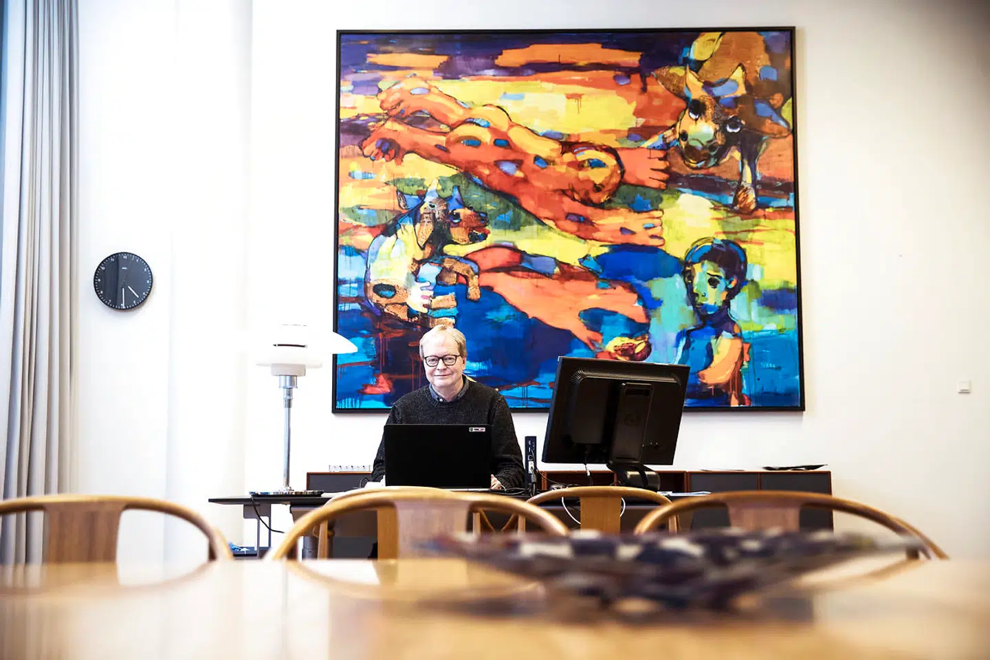 Ulrik Wilbeks eneste personlige præg på borgmesterkontoret i Viborg er et stort abstrakt maleri af kunstmaleren Vilmantas Marcinkevicius. Der er ingen billedrammer med familien, og det er helt bevidst fra Wilbeks side. Trods offentlighedens interesse i hans person og karriere har han altid værnet stramt om sin familie og privatliv, og det vil han blive ved med, fortæller han.