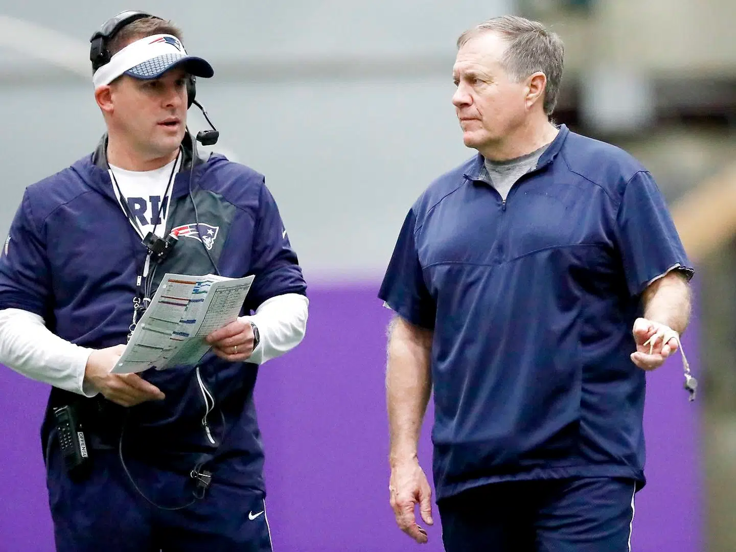 New England Patriots offensive koordinator, Josh McDaniels (tv.), sammen med holdets cheftræner, Bill Belichick.