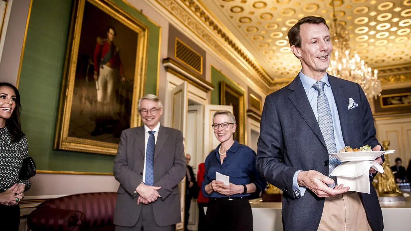 Prins Joachim forsynede sig hurtigt med smagsprøver fra sin fars franske fristelser ved præsentationen af bogen 'Fyrstelige måltider'.