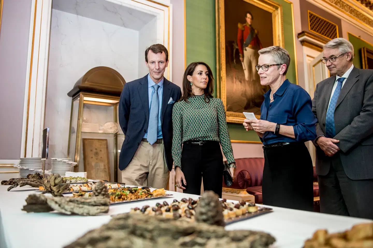Prins Joachim har som voksen meget lettere ved at få sin fars, franske kulinariske fristelser ned, end da han var barn. I går blev bogen 'Fyrstelige måltider' præsenteret sammen med smagsprøver fra prins Henrik.
