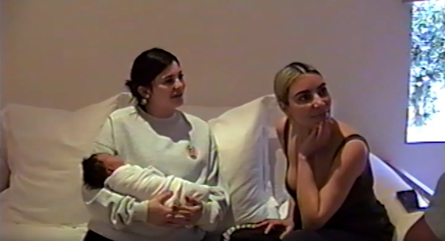 Kim Kardashian (th.) blev i midten af januar mor for tredje gang til datteren Chicago, som Kylie Jenner (tv.) her holder.