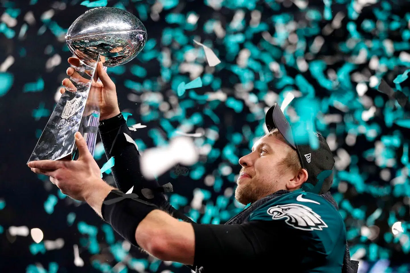 Ingen havde troet, at Nick Foles ville kunne overskygge quarterback-legenden i Super Bowl 52. Men det gjorde han og blev fortjent kåret til Super Bowls mest værdifulde spiller. Her ses han med Lombardi-trofæet. Foto: Reuters