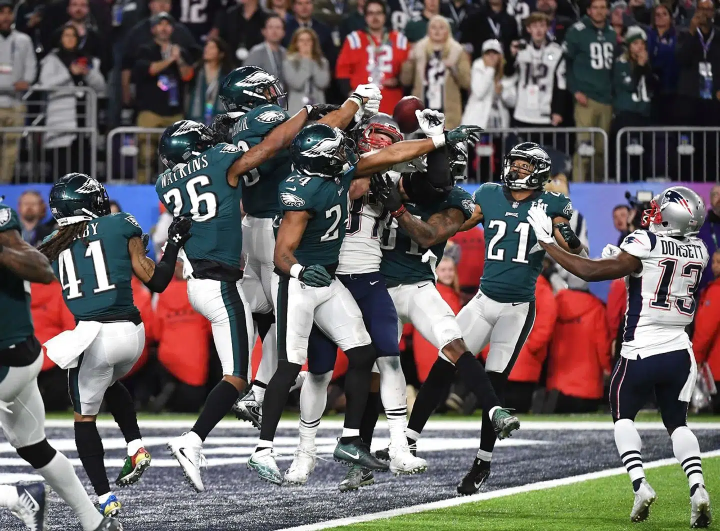 Rob Gronkowski (#87) forsøger forgæves at gribe Tom Bradys 'Hail Mary'-kast på kampens sidste spil, Foto: AFP