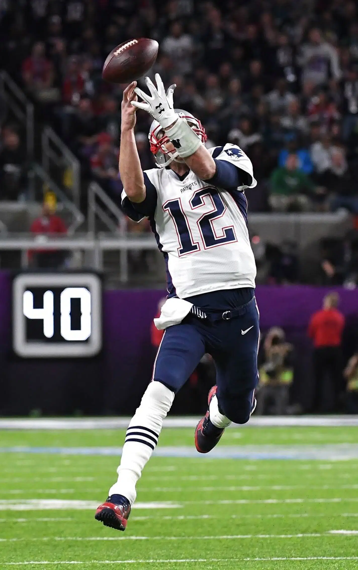 Rollerne var byttet om, da quarterback Tom Brady skulle gribe et kast fra wide receiver Danny Amendola, men det lykkedes ham ikke. Foto: AFP