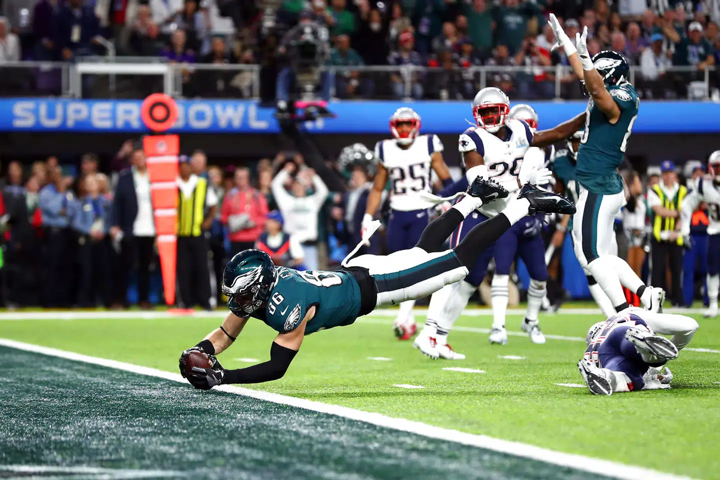 Philadelphia Eagles-tight end Zach Ertz scorede det afgørende touchdown, der dog skulle ses igennem på video af dommerne, før det højst overraskende fik lov til at tælle. Alt pegede ellers i retning af, at scoringen ville blive underkendt, da Ertz mistede kontrollen med bolden, da han ramte jorden. Foto: USA Today Sports