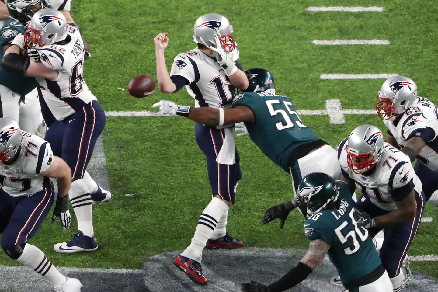New England Patriots-quarterback Tom Brady (12) fik slået bolden ud af hænderne af Brandon Graham sidst i fjerde quarter på kampens eneste sack. Aktionen var stærkt medvirkende til, at Philadelphia Eagles vandt kampen. Foto: USA Today Sports