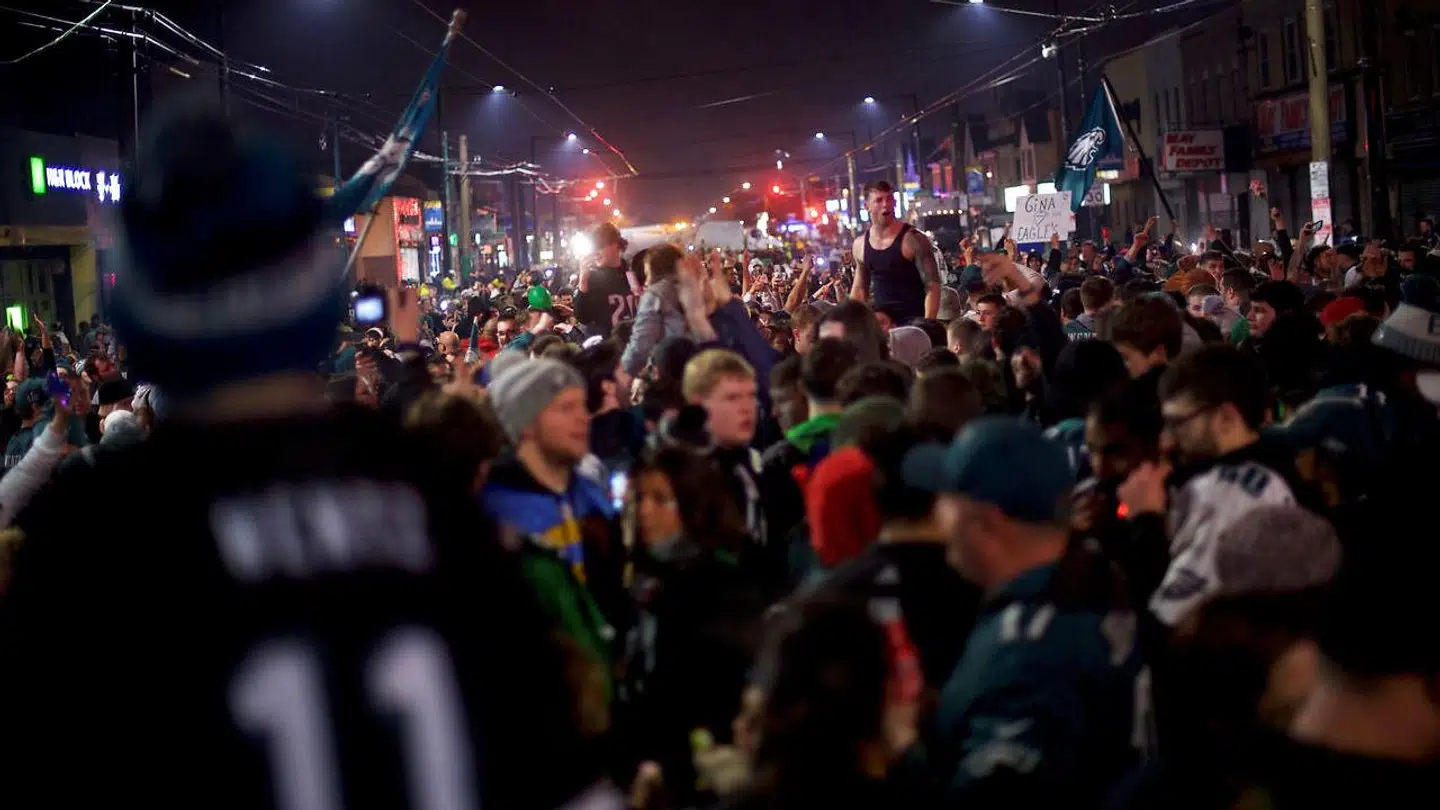 De festede i Philadelphia, da NFL-holdet Philadelphia Eagles vandt Super Bowl natten til mandag (dansk tid). Nu venter sejrsparaden igennem byen, og der bliver gratis øl til alle Eagles-fans over 21 år.