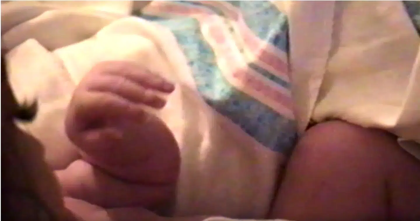 Her ses et glimt af Kylie Jenners nyfødte baby.