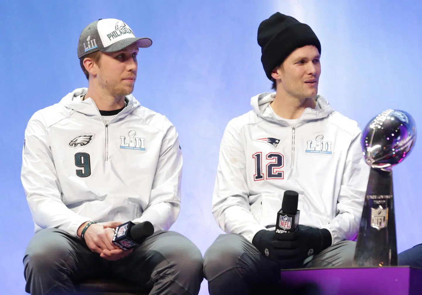 Forskellen i kvalitet hos de to quarterbacks, Nick Foles fra Philadelphia Eagles (tv.) og Tom Brady fra New England Patriots (th.), er den primære årsag til, at NFL-ekspert Søren Hygum Hansens begejstring for årets Super Bowl er til at overse. Foto: USA Today Sports