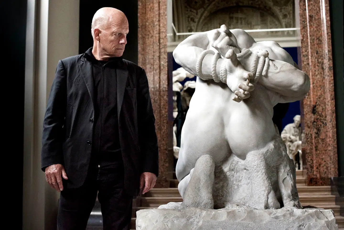 Morten Sabroe i anledning af hans bog "32 centimeter", der snart udkommer. Her er han fotograferet på Glyptoteket.