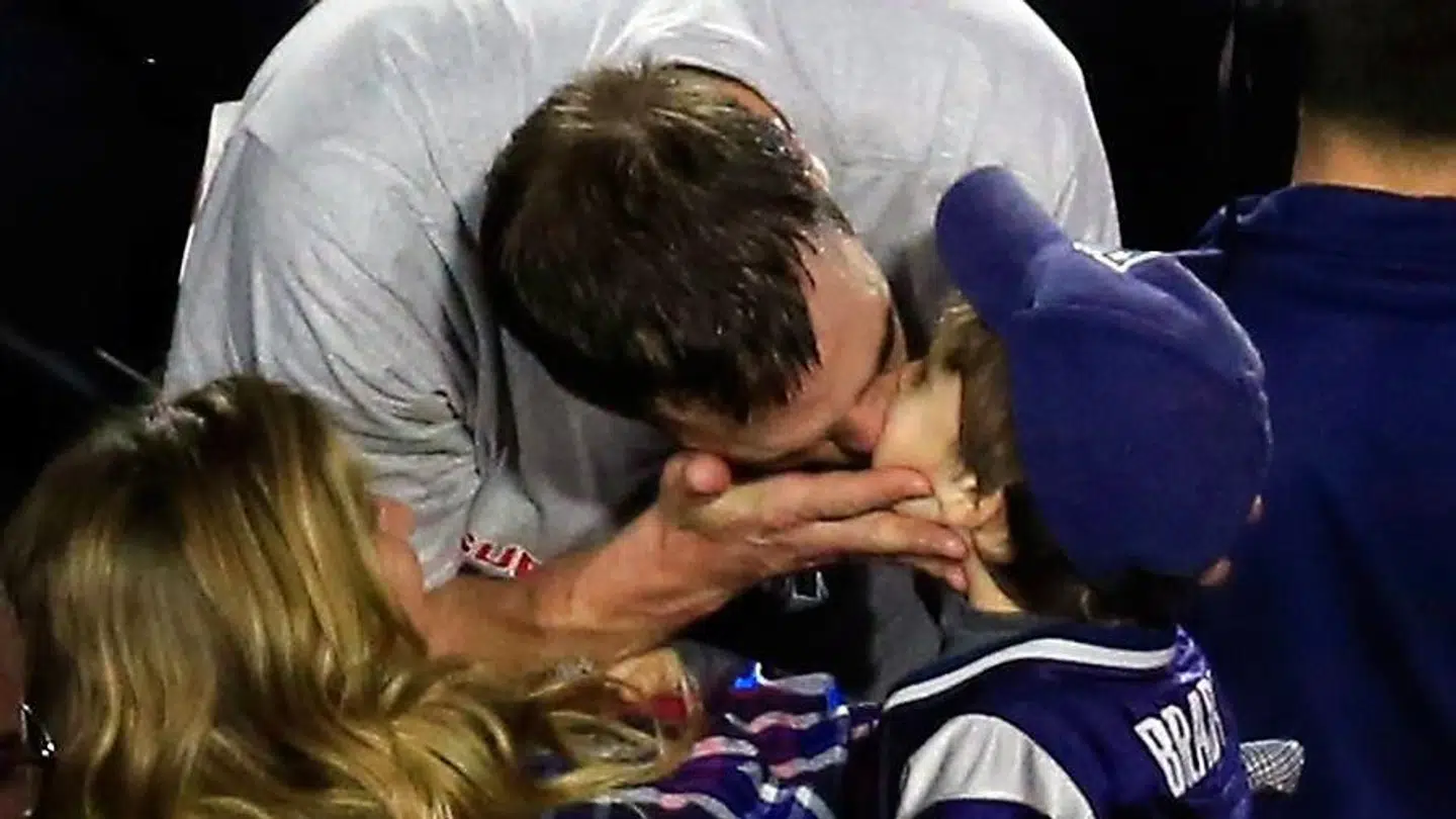 Kysseglade Brady kysser sin søn Benjamin efter Super Bowl-sejren i 2015.
