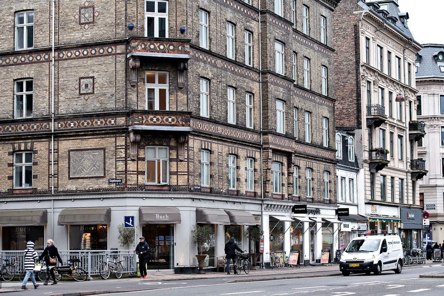 Det er i denne ejendom, at Anna Mee Allerslev har fået totalrenoveret sin lejlighed med Øens Murerfirma som hovedentreprenør. Selv nægter hun, at det er sket.