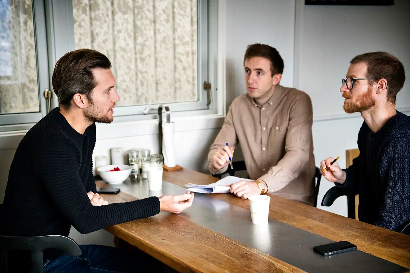 Rasmus Carstensens tømrerfirma blev hyret af Øens Murerfirma, der stod for hovedentreprise af Anna Mee Allerslevs lejlighed. Det fortæller han, da BT's journalister opsøger ham på hans kontor.