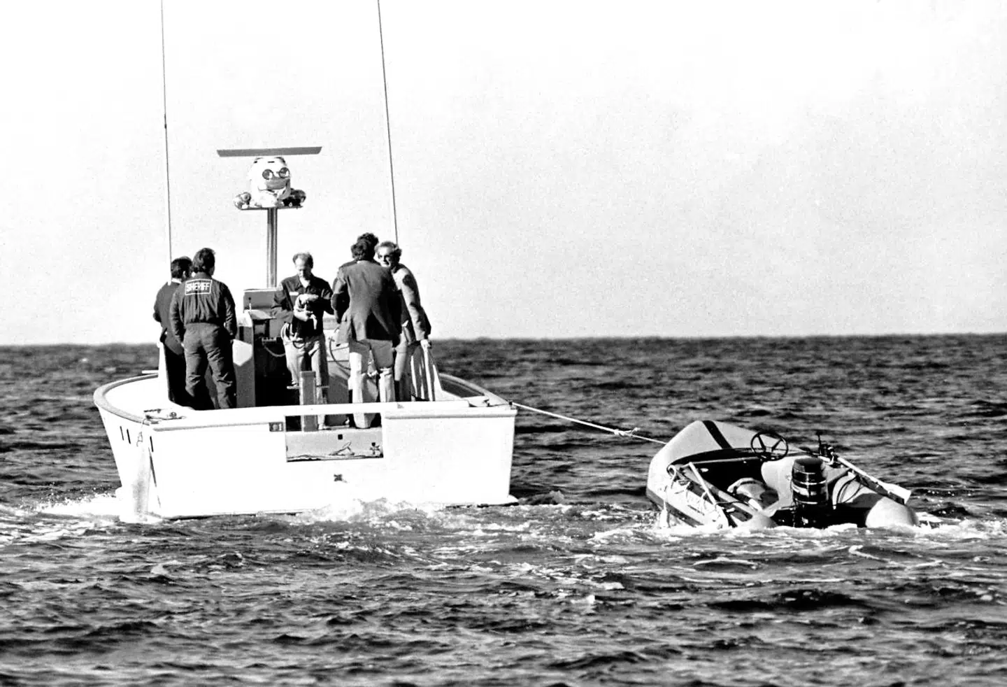 Politiet med redningsbåden, hvorfra Natalie Wood angiveligt faldt i vandet og døde, november 1981.