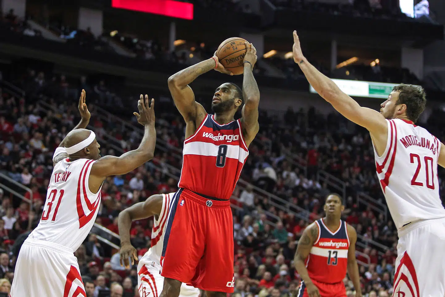 Rasual Butler ses her med nummer 8.