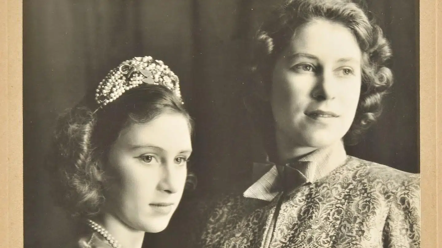 ARKIVFOTO af Dronning Elizabeth (til højre) og prinsesse Margaret i 1943.