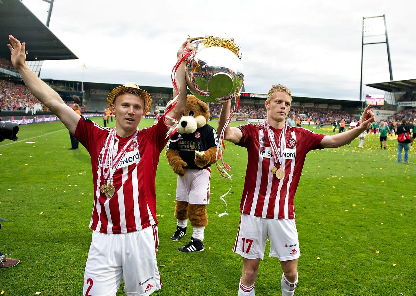 Kasper Kusk (th.) jubler over det danske mesterskab med AaB i 2014.