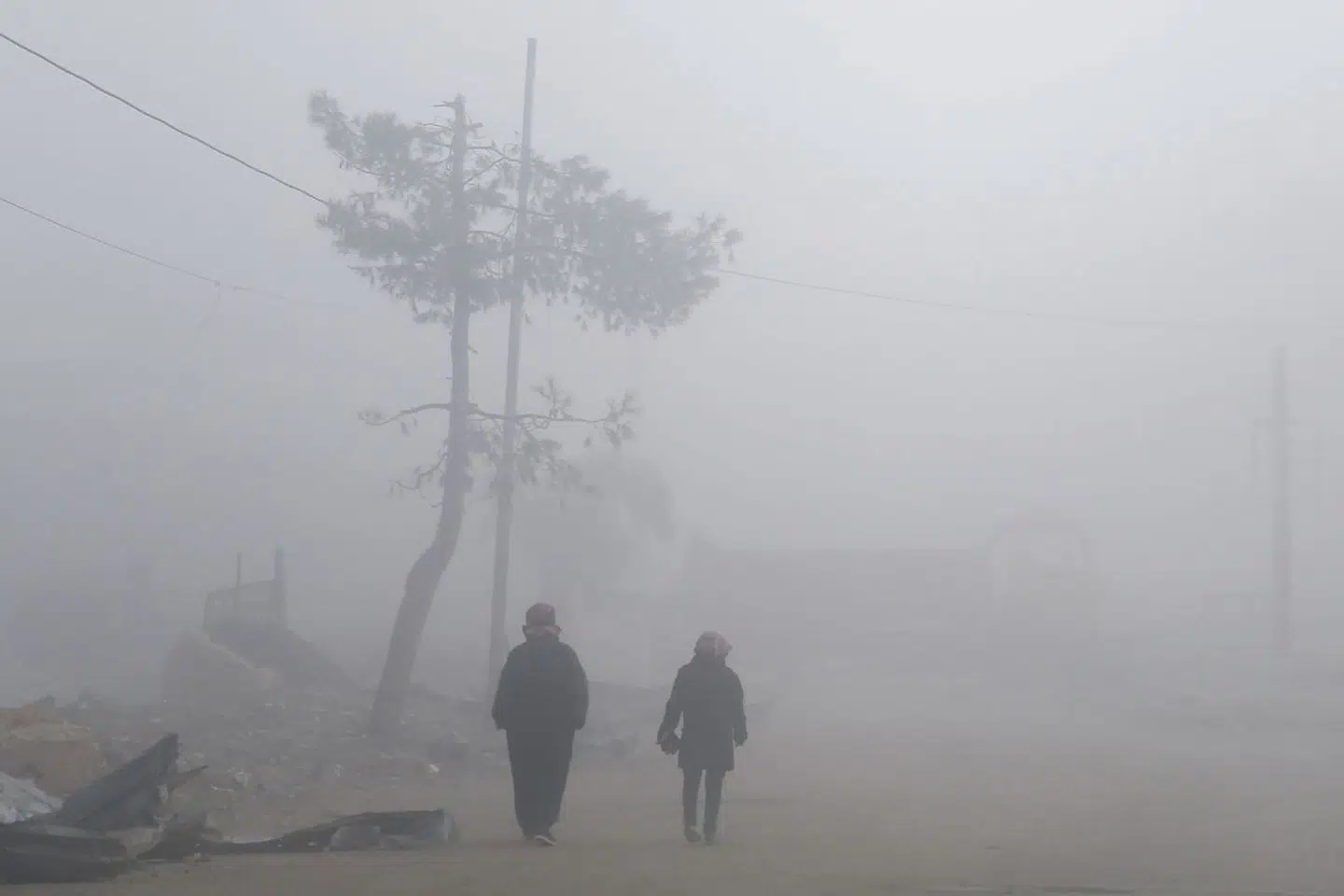 Her bevæger syrere sig igennem tåge i Mudayra nær Damascus 28. januar 2018.